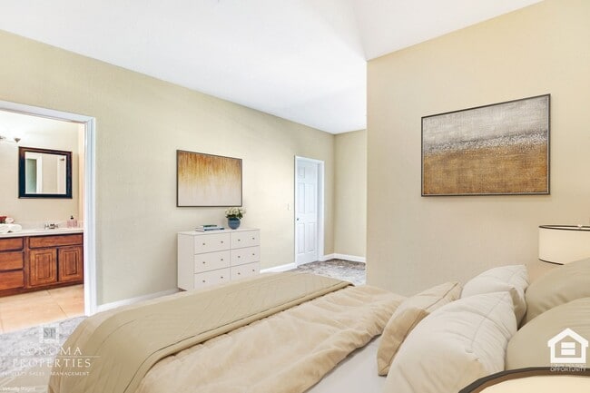 Building Photo - 3BR/2.5BA Townhome Close to the Sonoma Plaza!