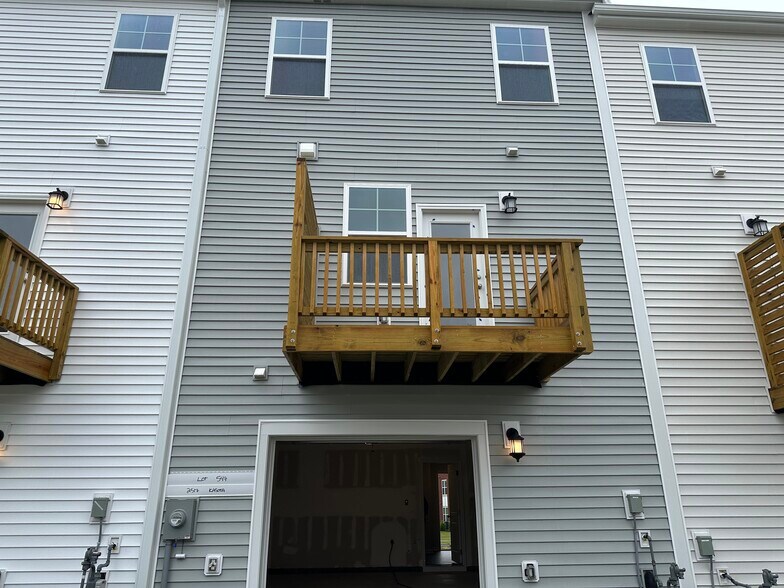 Building Photo - 2517 Kasota Ln