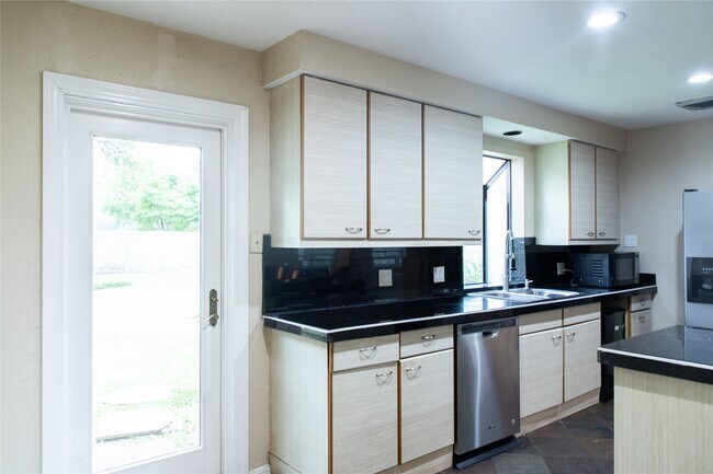 Building Photo - 5564 Aspen St