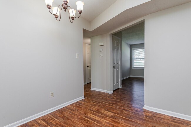 Building Photo - 2502-2502 E Morris Dr