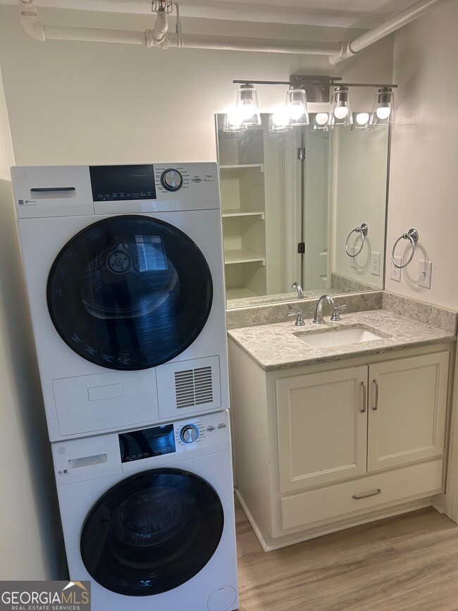 Building Photo - 712 Ave A NE