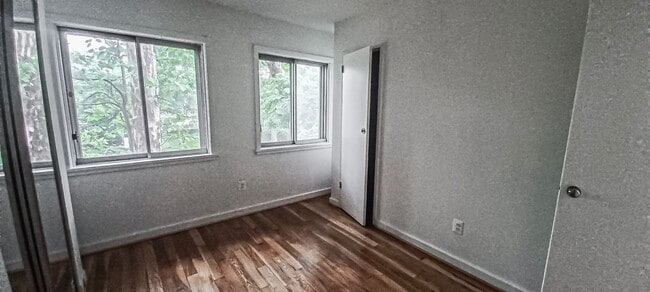 Building Photo - Sunlit 2 Bed 1 Bath, 3 Level Townhome in S...
