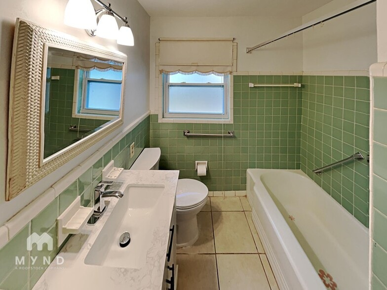 Building Photo - 809 Woodside Ave