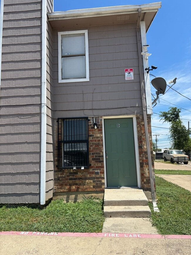 Building Photo - Updated 2-Bedroom, 1.5-Bath Accepting VASH...