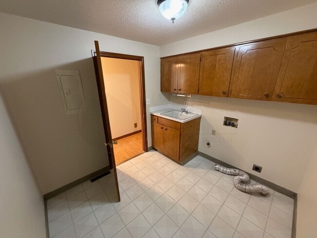 Building Photo - Single Level Duplex- Rent Ready!