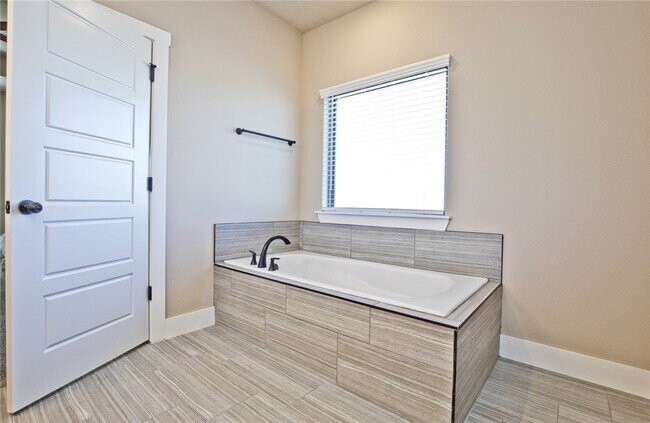 Building Photo - 2629 N Justin Dr