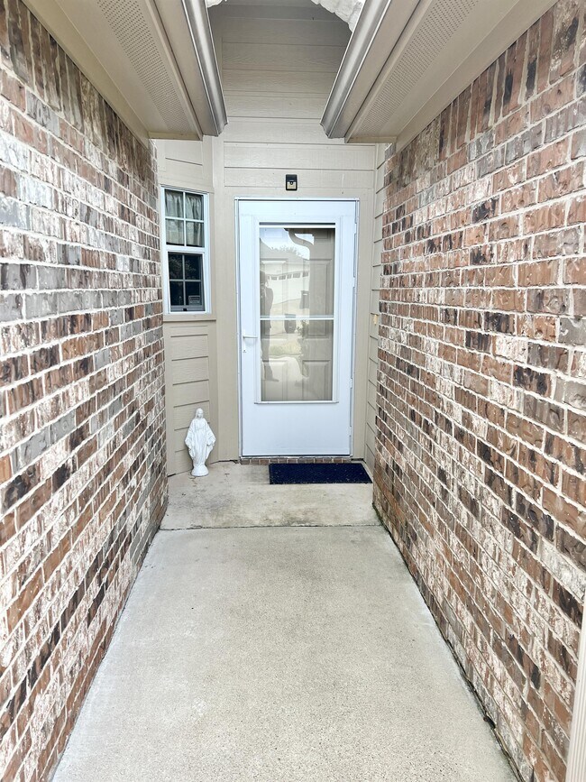 Building Photo - 4344 Spring Garden Dr