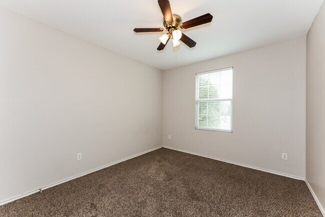 Building Photo - 1917 Indian Lilac Dr