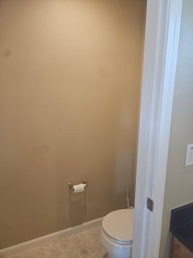 Building Photo - Charming Townhouse In Middletown