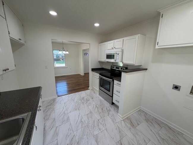 Building Photo - Bright, Updated 3 Bedroom Home with Modern Finishes