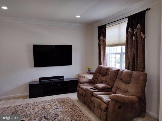 Building Photo - 42891 Edgegrove Heights Terrace