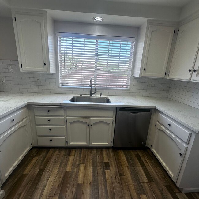 Building Photo - Must See!! Gorgeous 2 Bedroom, 2 Bathroom ...