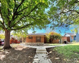 Building Photo - 2123 Mistletoe Ave