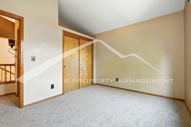 Building Photo - Stunning Home with Central AC and 2-Car Ga...