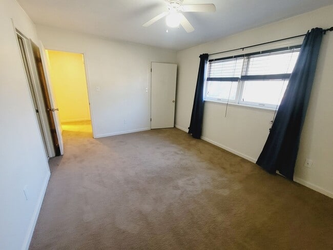 Building Photo - MIDTOWN 2/2.5 w/ Large Fenced Yard, Deck, Washer/Dryer, & Huge Bedrooms! Avail NOW for $1495/month!