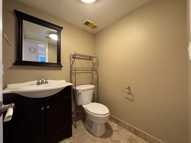 Building Photo - Bright And Spacious 2 Bed 1.5 Bath Condo W...