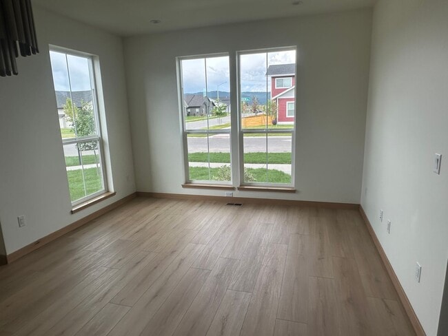 Building Photo - New 3 bed 3 bath w/garage for Rent - Kalispell Townhouse