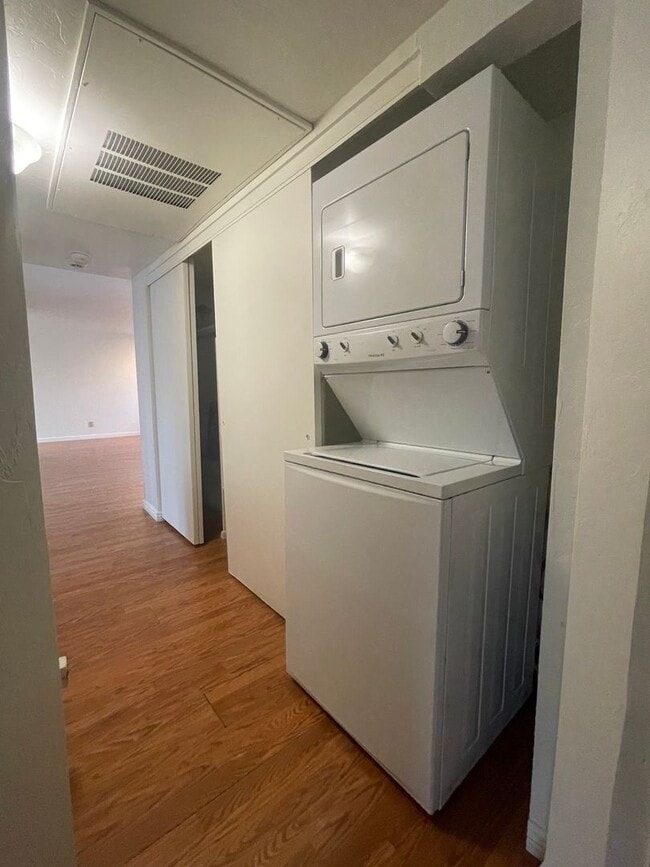 Building Photo - Two Bedroom Ground Floor Condo Near Presco...