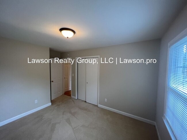 Building Photo - Beautiful Cave Spring Split Level with Bac...
