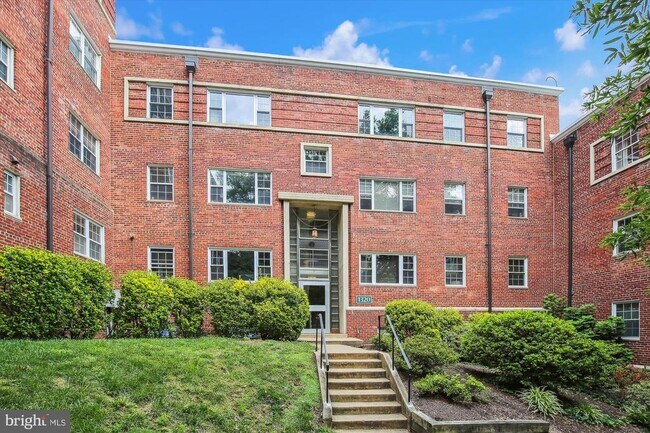 Building Photo - 1320 Fort Myer Dr