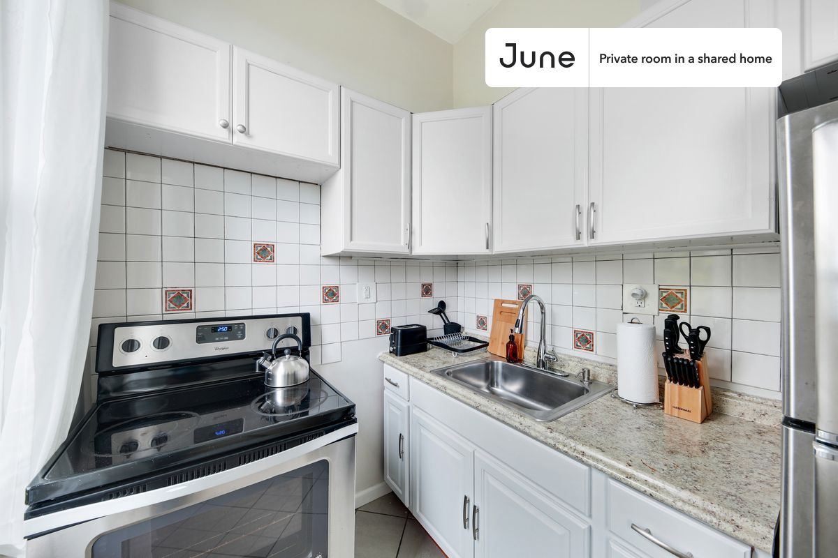 Building Photo - Room in Shared 5 bed/2 bath home in Sunset Park