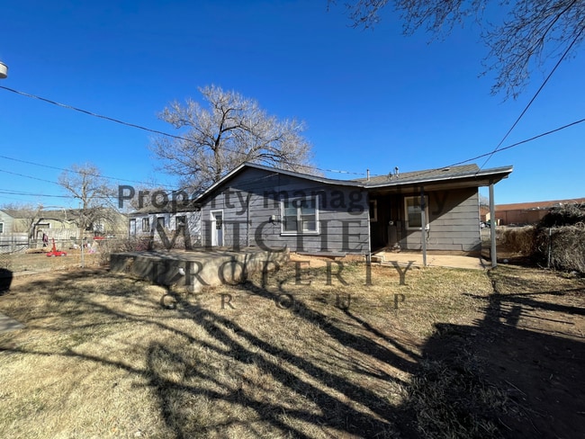 Building Photo - Spacious 2 bedroom 2 living areas 1 bath with a garage!