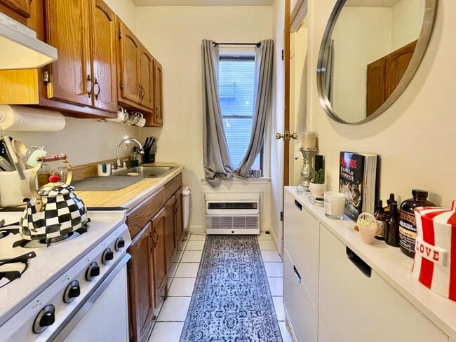 Building Photo - 707 Adams St