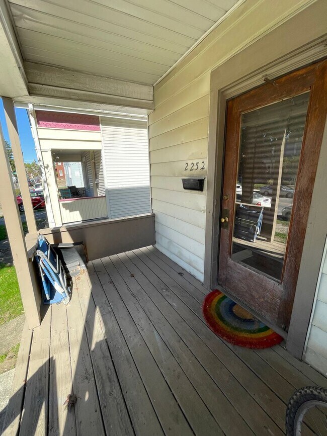 Building Photo - 3 bedroom 1 bath single family home with yard.