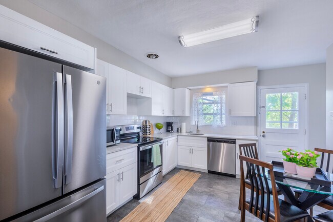 Building Photo - 569 Mapleview Dr