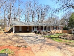 Building Photo - 560 Greencrest Dr