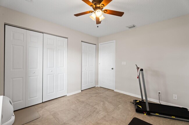 Building Photo - 522 SW S Quick Cir
