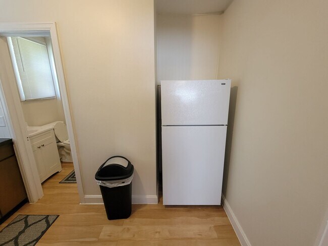 Building Photo - AVAILABLE SEPTEMBER - 1 BED 1 BATH