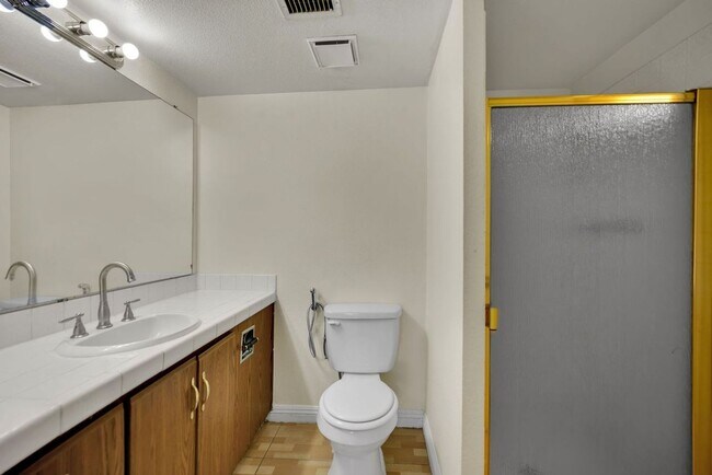 Building Photo - Very Nice 2bd/2ba Condo!! Gated Friendly Community w/ Pool!!