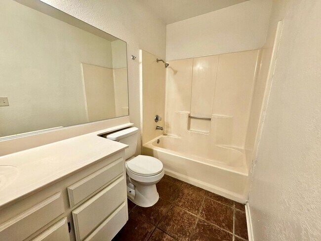 Building Photo - New Listing!