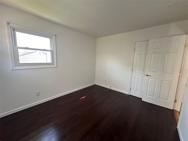 Building Photo - 14 Somers Ln