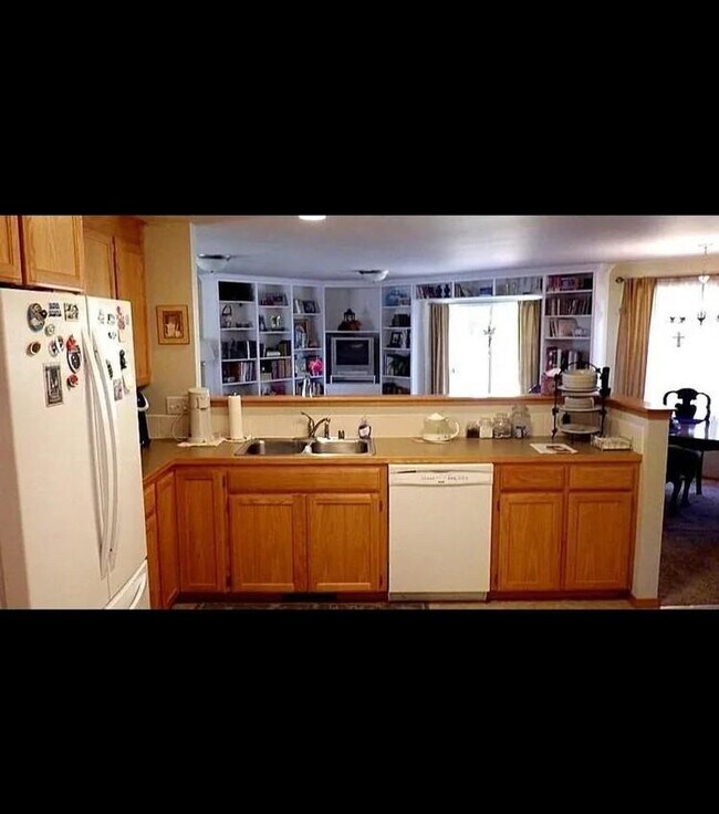 Building Photo - 212 SW Malibu Dr