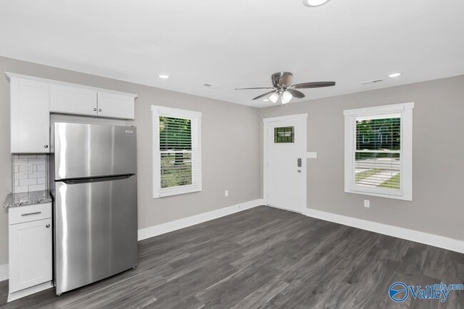 Building Photo - 908 Fairway Dr NW