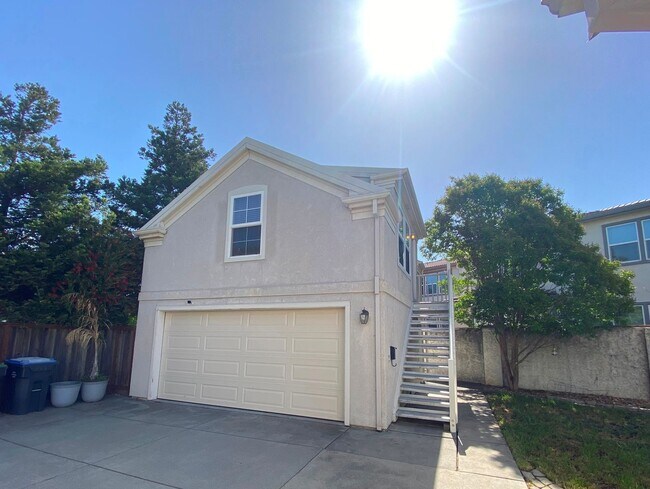 Building Photo - 566 Versailles Ln