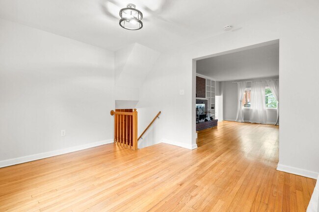 Building Photo - 3 Bed 2 Bath - Takoma Park Split Level - 1...