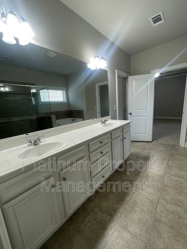 Building Photo - 5180 Mirror Lake Dr