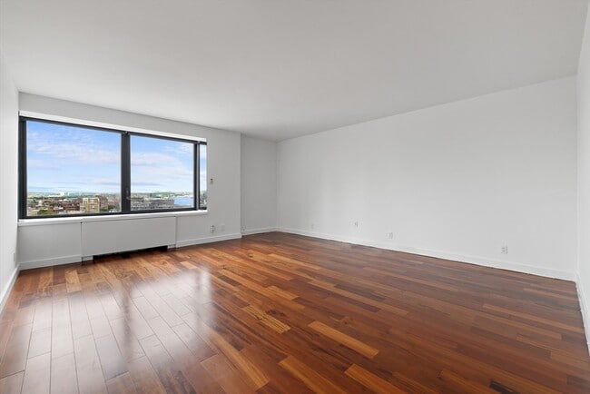 Building Photo - 65 E India Row