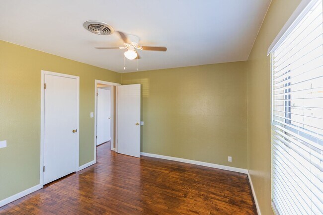 Building Photo - Cozy 3 Bed 2 Bath Home - Pets on Owner App...