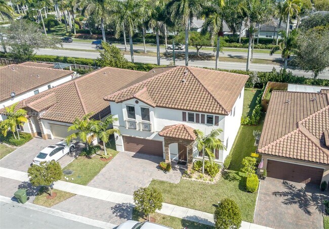 Building Photo - 139 NE 27th Terrace