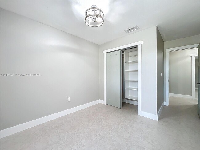Building Photo - 13804 Kendale Lakes Dr