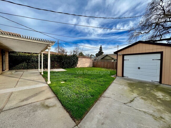 Building Photo - 636 S Tuxedo Ave
