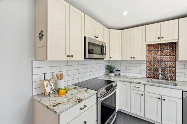Building Photo - 1458 Hudson St