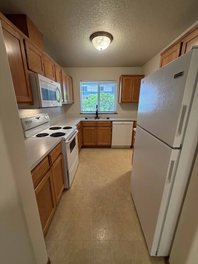 Building Photo - 3 Bedroom / 1.5 Bathroom Duplex Unit - Nearby Transportation, Milwaukie Marketplace and King Road...