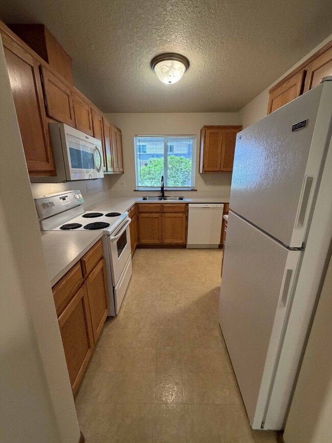 Building Photo - **One Portable Window AC Included** 3 Bedroom / 1.5 Bathroom Duplex Unit - Nearby Transportation,...