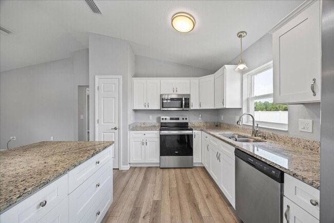 Building Photo - **Discover Your Dream Home in Marion Oaks**