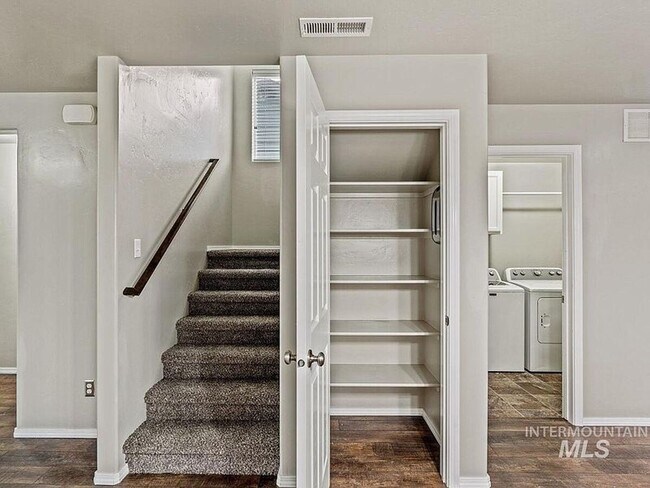 Building Photo - Immaculate/Charming Home in NW Meridian